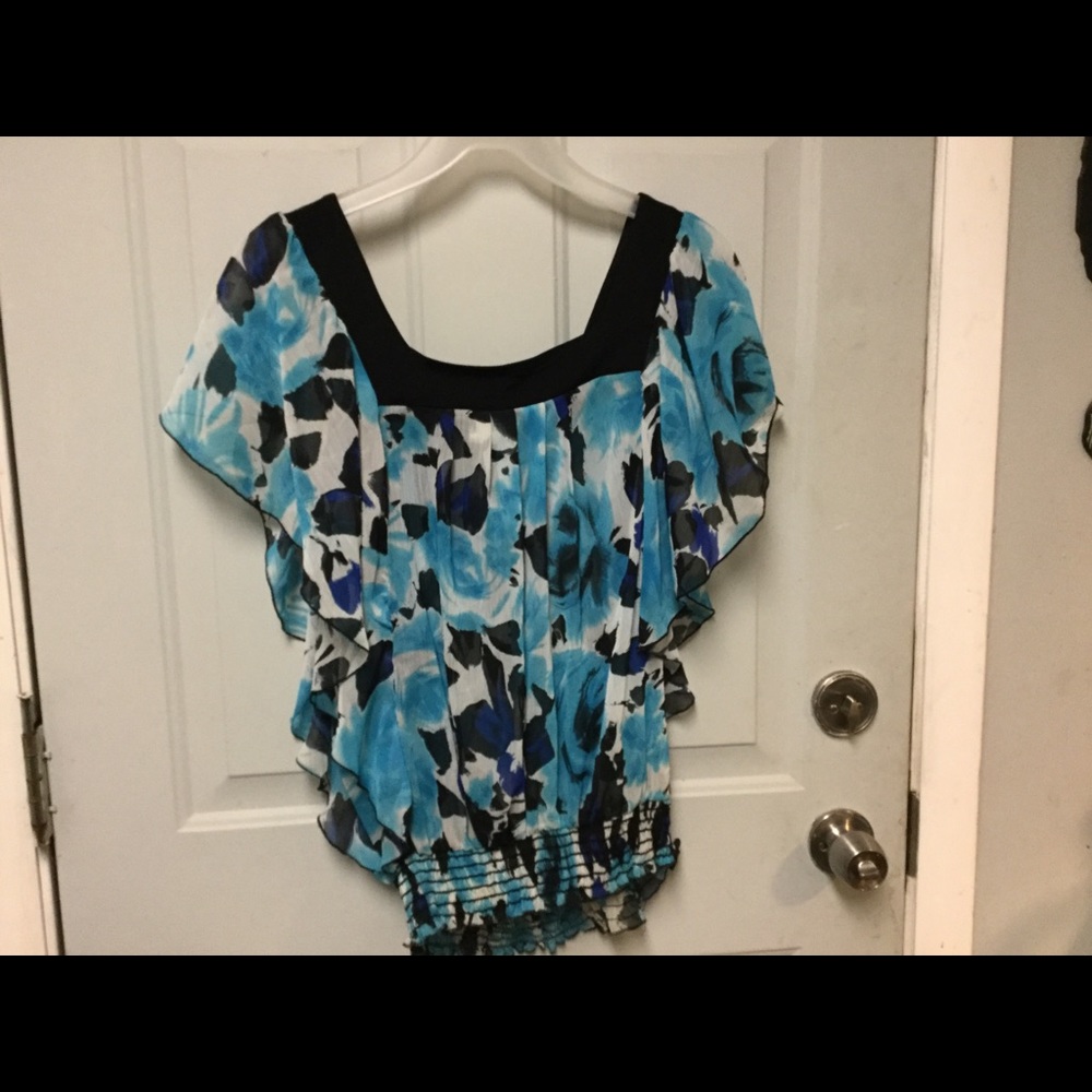 🌸Pretty feminine top with flared sleeves M